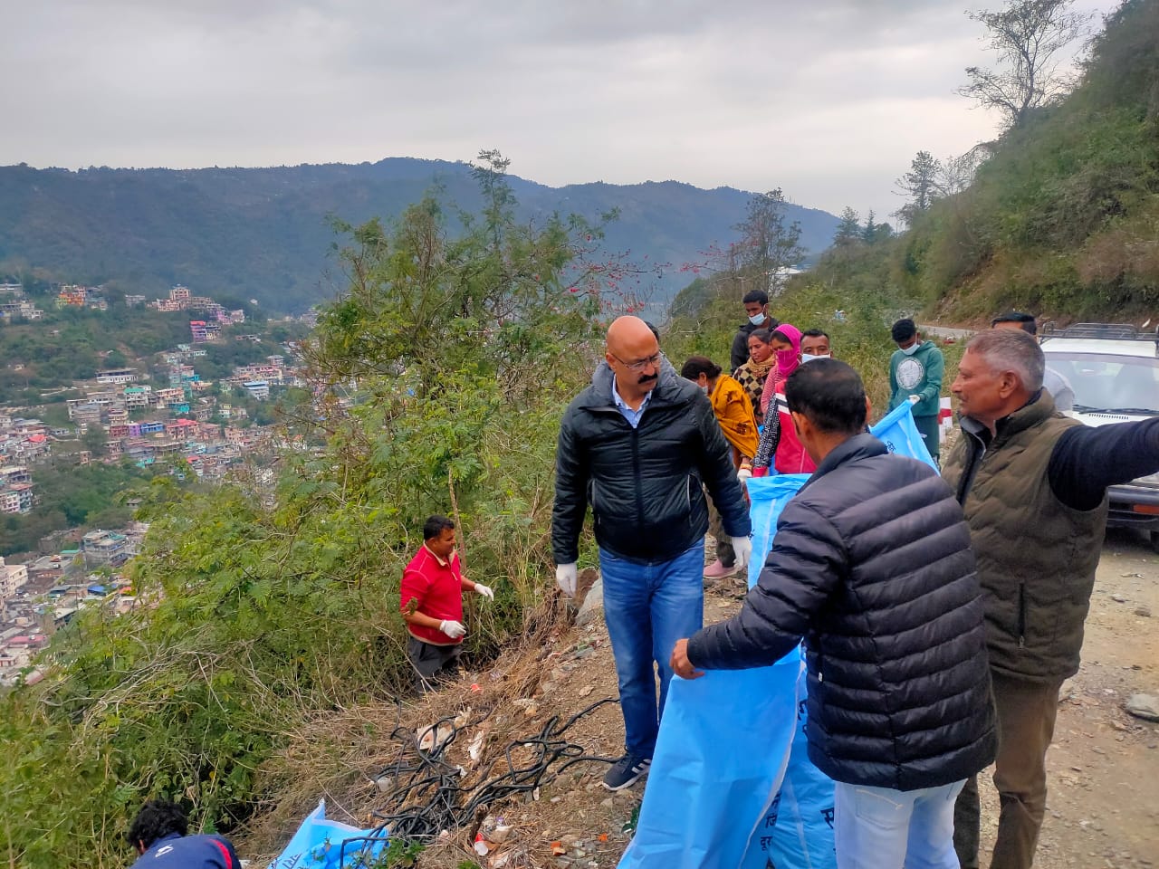 दिनांक 15.03.2025 को स्वच्छ शहर, समृद्ध शहर अभियान के तहत, होली उत्सव और अन्य दिनों के दौरान असामाजिक तत्वों द्वारा कांगणी सड़क और जंगल के आसपास गंदगी फैलाई गई थी।